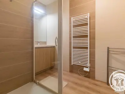 Salle de bains dans l'établissement Gîte Camomille à la campagne, proche du Puy du Fou - FR-1-622-99