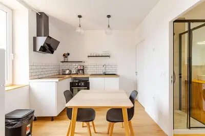 Cuisine ou kitchenette dans l'établissement Le Briand - Centre Ville - Calme - Terrasse