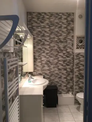 Salle de bains dans l'établissement vue Port