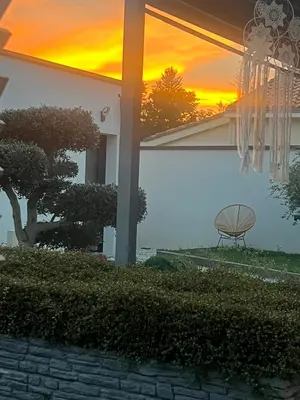 Lever ou coucher de soleil vu de le séjour chez l'habitant ou à proximité