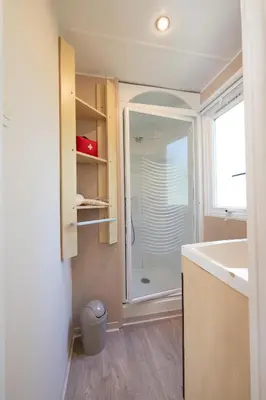 Salle de bains dans l'établissement Mobil Home climatisé, 2 ch, 5 pers, Wifi 30 mn du grand parc d'attraction Puy duFou