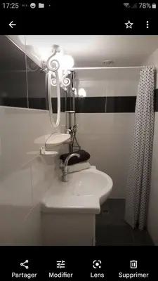 Salle de bains dans l'établissement Les volets bleus