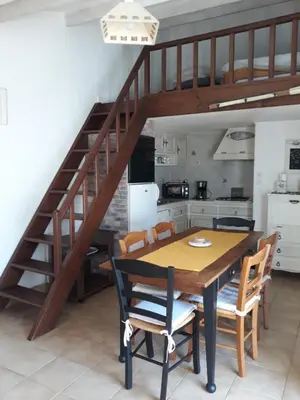 Cuisine ou kitchenette dans l'établissement Les volets bleus