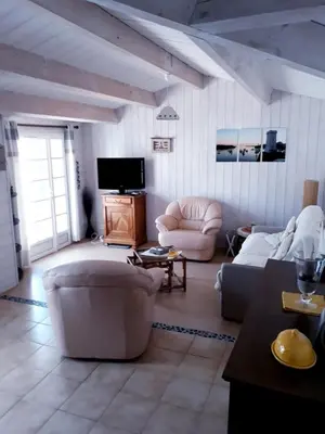 Télévision ou salle de divertissement dans l'établissement Les volets bleus