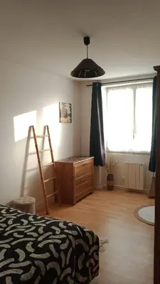 Un ou plusieurs lits dans un hébergement de l'établissement Meublé cosy tt confort, arrivée autonome, proche Cholet et puy du f