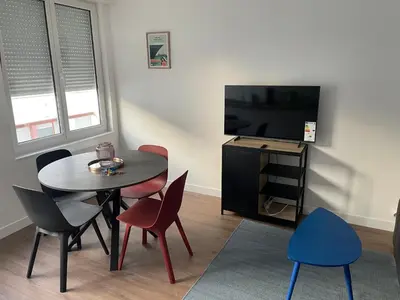 Télévision ou salle de divertissement dans l'établissement Appartement T2 - 202 - Hyper Centre - Intégralement rénové - Toutes commodités à pied