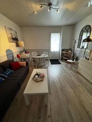 Coin salon dans l'établissement Maison 47m2 meublée 200m plage