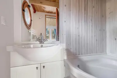 Salle de bains dans l'établissement Maison avec dépendance pour 11 à 800m de la mer