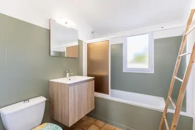 Salle de bains dans l'établissement Le 5 Mimosas - Plage à 600m garage
