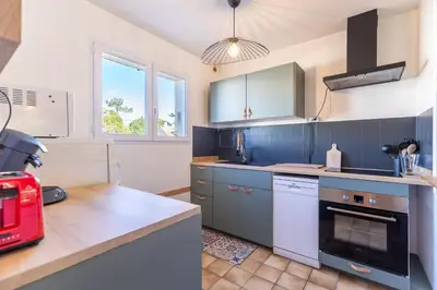 Cuisine ou kitchenette dans l'établissement Le 5 Mimosas - Plage à 600m garage
