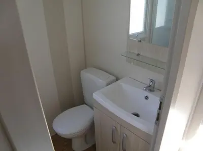 Salle de bains dans l'établissement Bungalow convivial près de Saint-Jean-de-Monts avec jardin_2