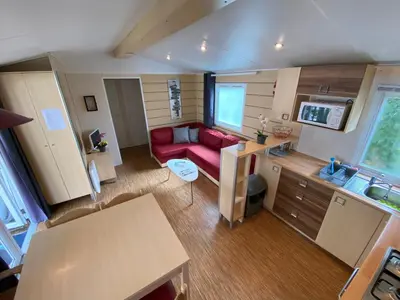 Cuisine ou kitchenette dans l'établissement Bungalow convivial près de Saint-Jean-de-Monts avec jardin_2