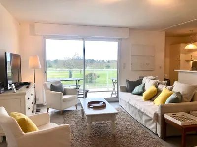 Coin salon dans l'établissement Appartement 68 m2 vue Golf et Piscine