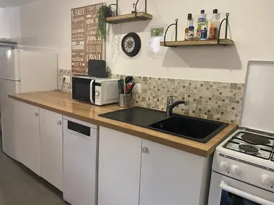 Cuisine ou kitchenette dans l'établissement les rives du Lay gîte Joly