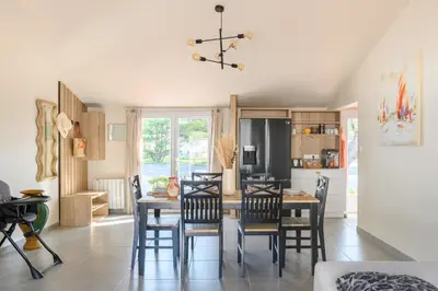 Cuisine ou kitchenette dans l'établissement Maison de plage 5 étoiles avec Spa