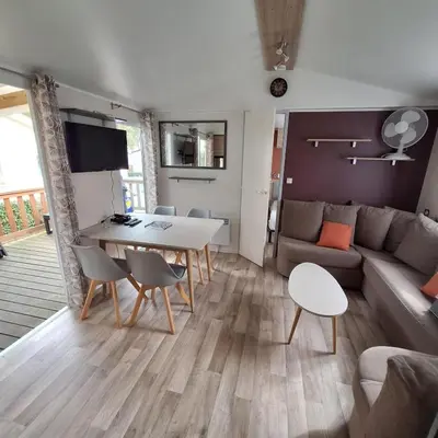 Télévision ou salle de divertissement dans l'établissement mobil-home family 6 personnes, Camping 4 étoiles bois dormant vendée