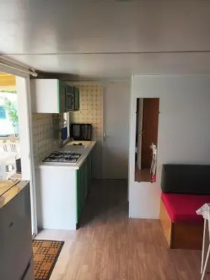 Cuisine ou kitchenette dans l'établissement Mobil home LA BAULE 437