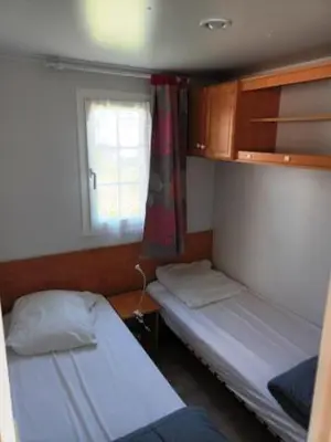 Un ou plusieurs lits dans un hébergement de l'établissement Mobil home LA BAULE 437