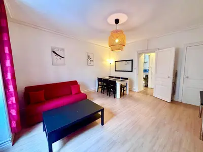 Coin salon dans l'établissement Spacieux Appartement Privé T2 rénové