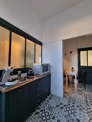 Cuisine ou kitchenette dans l'établissement Logement indépendant Sacré Coeur