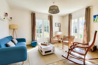 Coin salon dans l'établissement Maison pour 7 à 900m de la plage avec jardin
