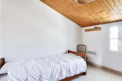 Un ou plusieurs lits dans un hébergement de l'établissement Maison pour 7 à 900m de la plage avec jardin