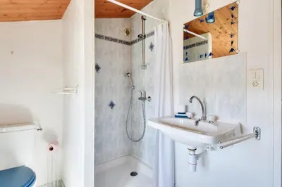 Salle de bains dans l'établissement Maison pour 7 à 900m de la plage avec jardin
