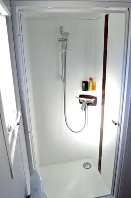 Salle de bains dans l'établissement Chalet pour 6 à St-Hilaire - Piscine chauffée