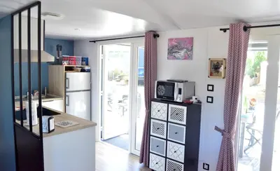 Cuisine ou kitchenette dans l'établissement Chalet pour 6 à St-Hilaire - Piscine chauffée