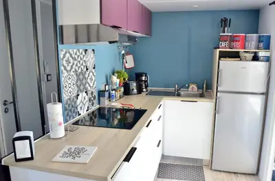 Cuisine ou kitchenette dans l'établissement Chalet pour 6 à St-Hilaire - Piscine chauffée