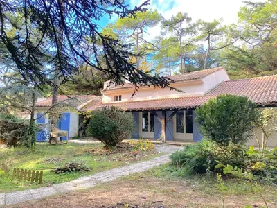 Jardin de l'établissement La Cachette d Oona, Chambres d hôtes au calme