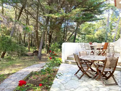 Jardin de l'établissement La Cachette d Oona, Chambres d hôtes au calme