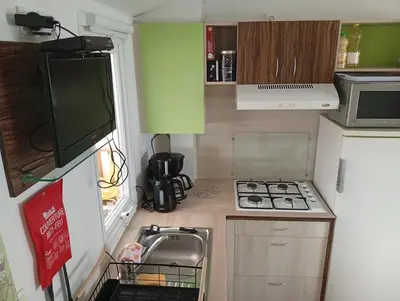 Cuisine ou kitchenette dans l'établissement Mobile home 6 personnes 1semaine minimum juillet août