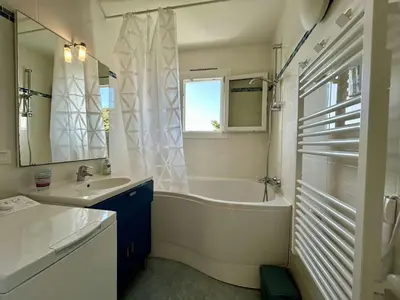 Salle de bains dans l'établissement Appartement rénové 2 pièces proche plage - La Guérinière - FR-1-224B-241