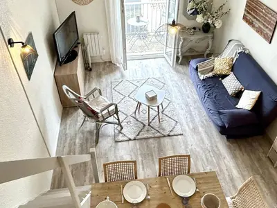 Coin salon dans l'établissement Appartement rénové 2 pièces proche plage - La Guérinière - FR-1-224B-241
