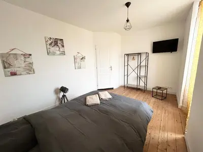 Télévision ou salle de divertissement dans l'établissement Jolie maison familiale 14 personnes