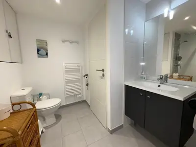 Salle de bains dans l'établissement Appartement cosy moderne avec terrasse et parking, à 50m de la plage - FR-1-323-569