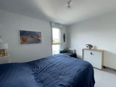 Un ou plusieurs lits dans un hébergement de l'établissement Appartement cosy moderne avec terrasse et parking, à 50m de la plage - FR-1-323-569