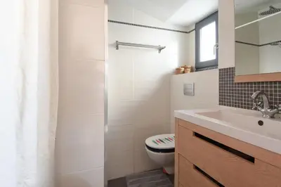 Salle de bains dans l'établissement Maison pour 4 avec jardin et terrasse - 500m plage
