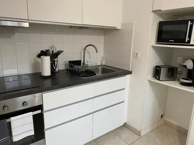 Cuisine ou kitchenette dans l'établissement Maison proche de l'aéroport et Nantes