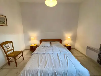 Un ou plusieurs lits dans un hébergement de l'établissement Spacieuse maison en forêt proche plage pour 7 personnes - FR-1-323-570
