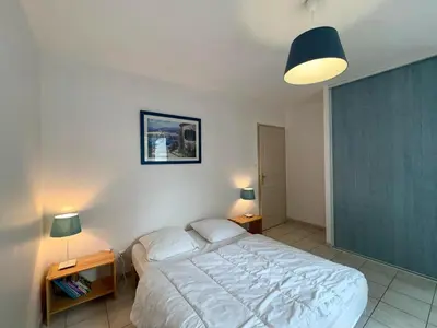 Un ou plusieurs lits dans un hébergement de l'établissement Spacieuse maison en forêt proche plage pour 7 personnes - FR-1-323-570