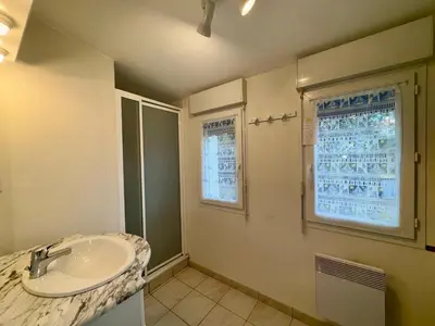 Salle de bains dans l'établissement Spacieuse maison en forêt proche plage pour 7 personnes - FR-1-323-570