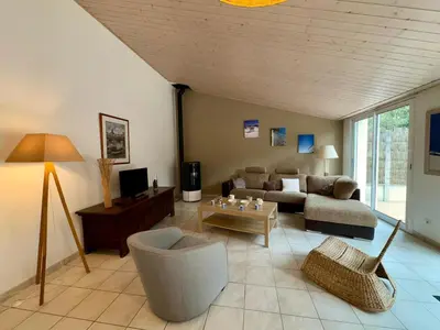 Coin salon dans l'établissement Spacieuse maison en forêt proche plage pour 7 personnes - FR-1-323-570