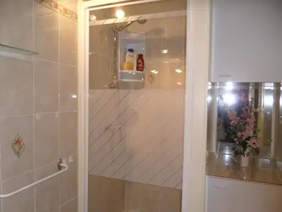 Salle de bains dans l'établissement Charmante maison F3 proximité plage