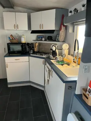 Cuisine ou kitchenette dans l'établissement Mobil-home 5 personnes