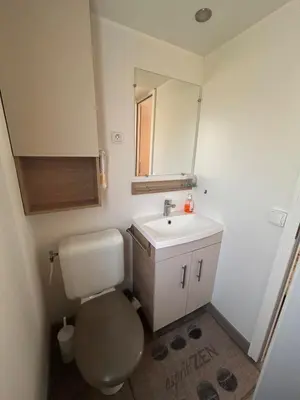 Salle de bains dans l'établissement Mobilhome Calme 6 Personnes Camping Pierre Couché