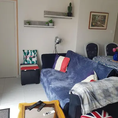 Coin salon dans l'établissement L'ampli sur jardin