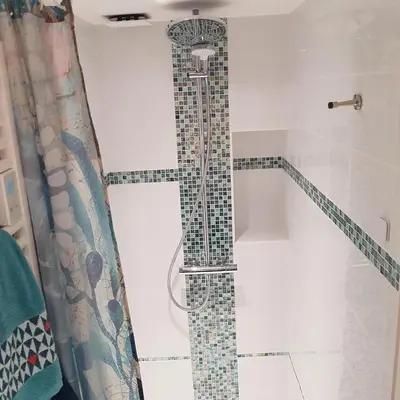 Salle de bains dans l'établissement L'ampli sur jardin