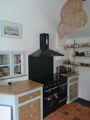 Cuisine ou kitchenette dans l'établissement L'écrin de la Pinède